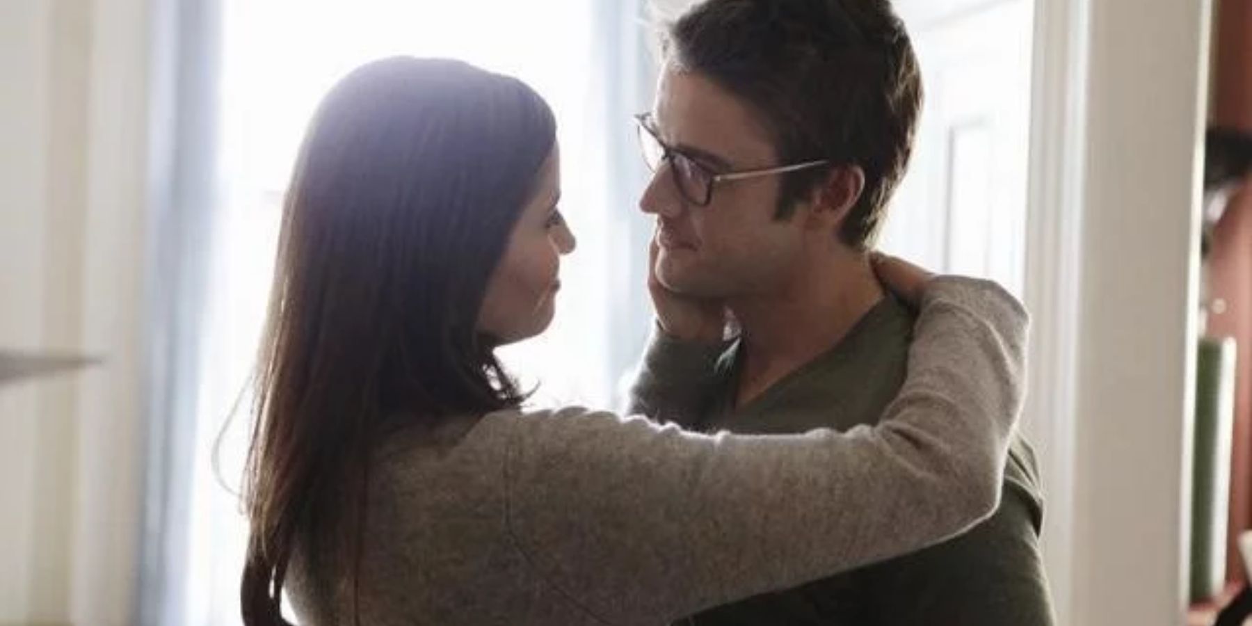 Mercedes Masohn and Robert Buckley in 666 Park Avenue