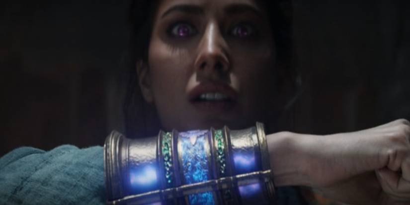 Aisha wearing the bangle in a flashback in Ms Marvel Episode 3