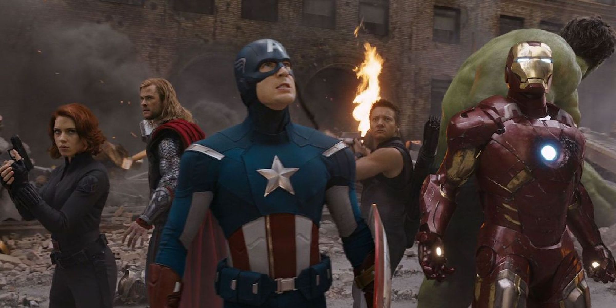 Черная вдова, Тор, Капитан Америка, Соколиный глаз, Железный человек и Халк в битве за Нью-Йорк в 2012 году.