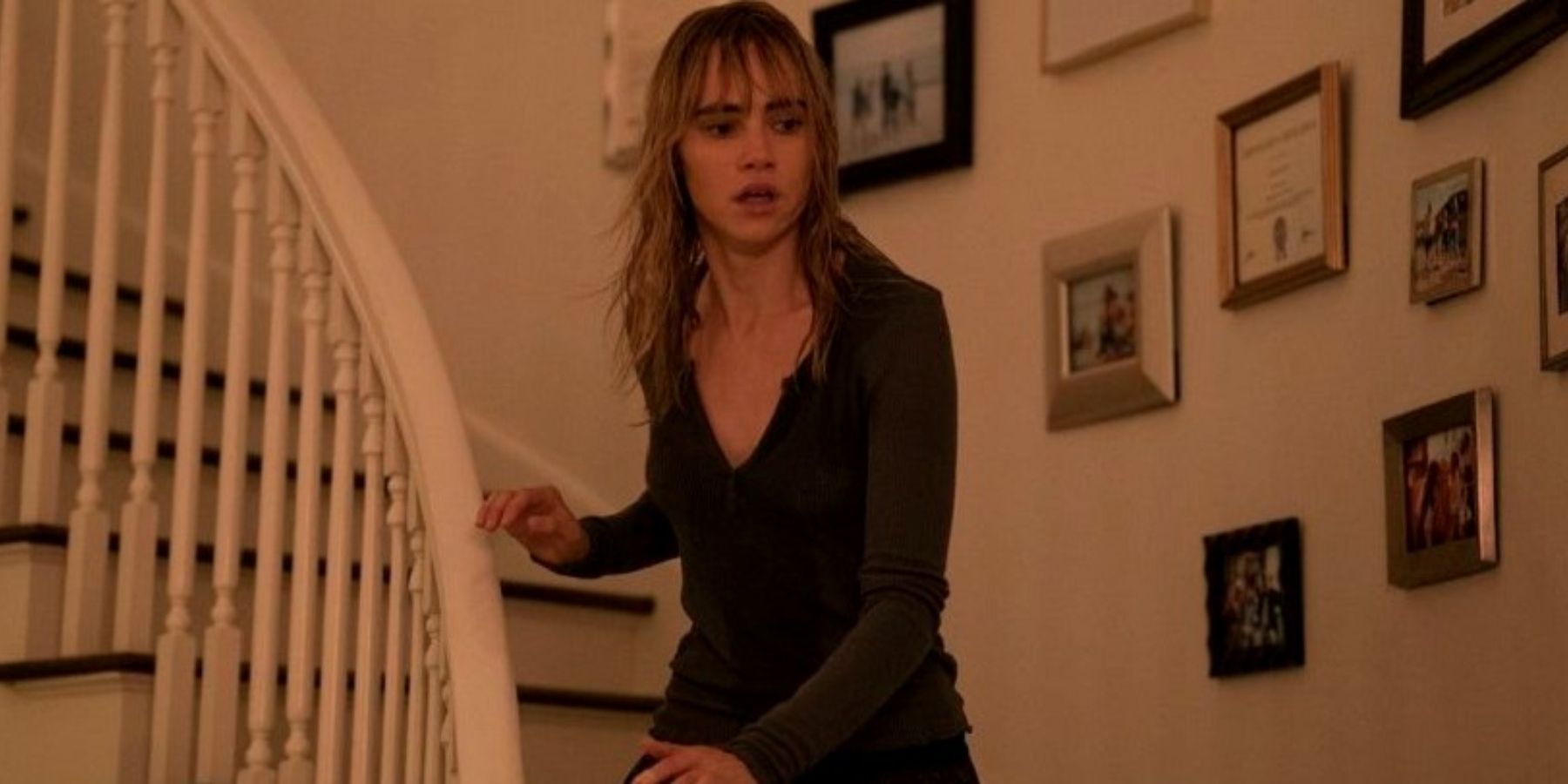 Alexis (Suki Waterhouse) in the Blumhouse TV show Into The Dark New Year New You