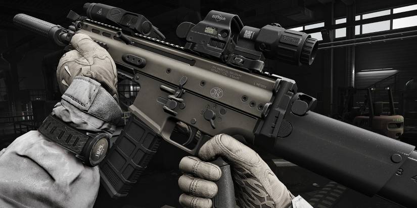 A player examines their high-tech gun in Escape From Tarkov