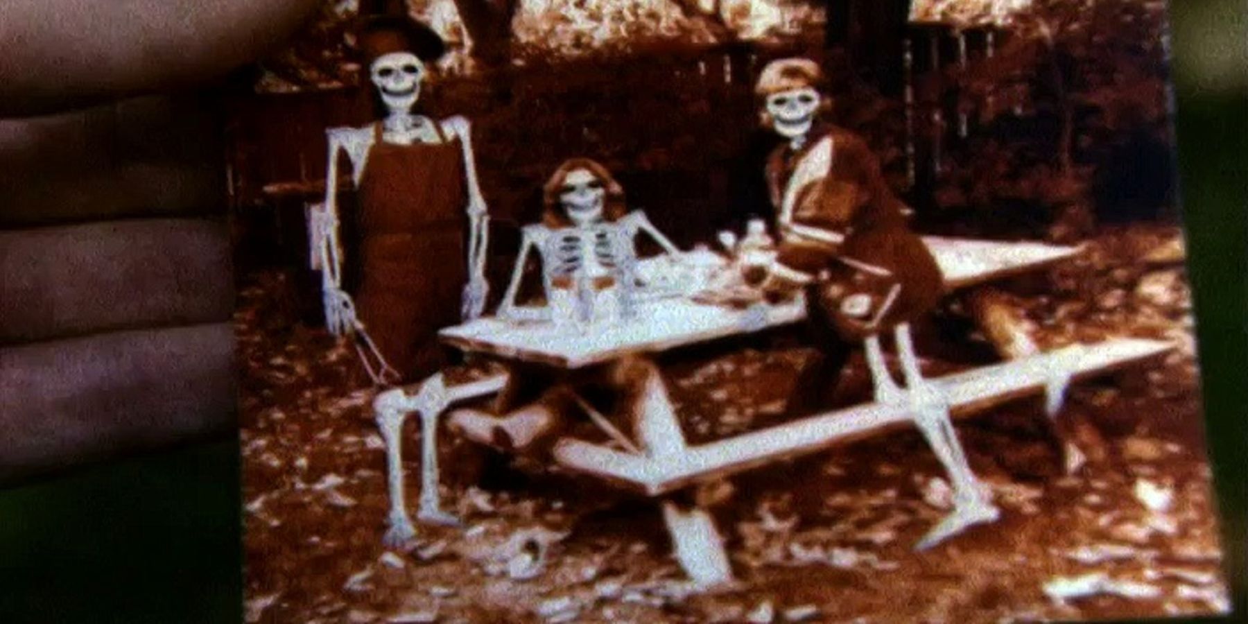 Скелеты на фото из серии «Мурашки по коже» «Скажи сыр и умри».
