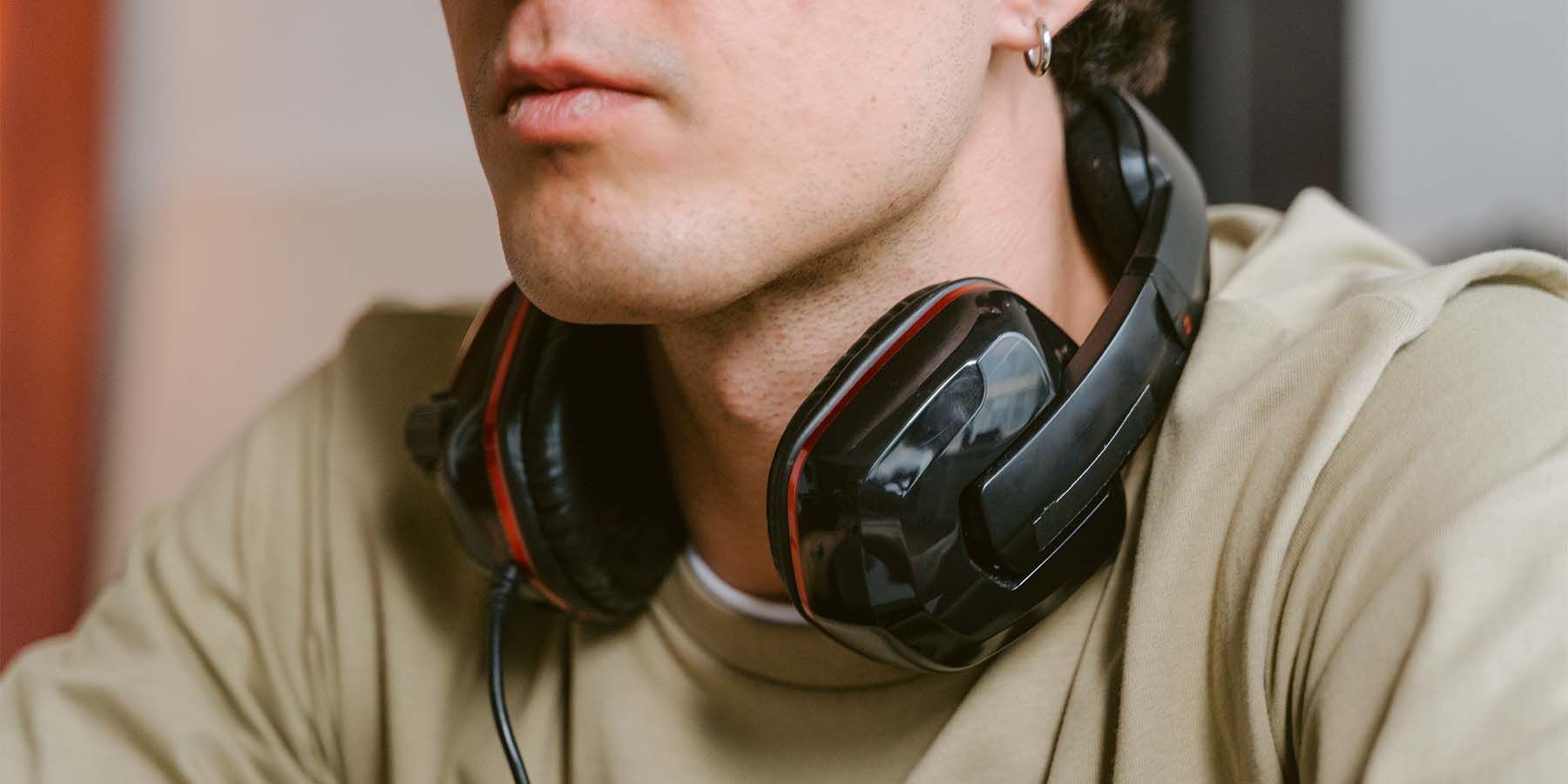Pros and Cons of Wired and Wireless Headsets