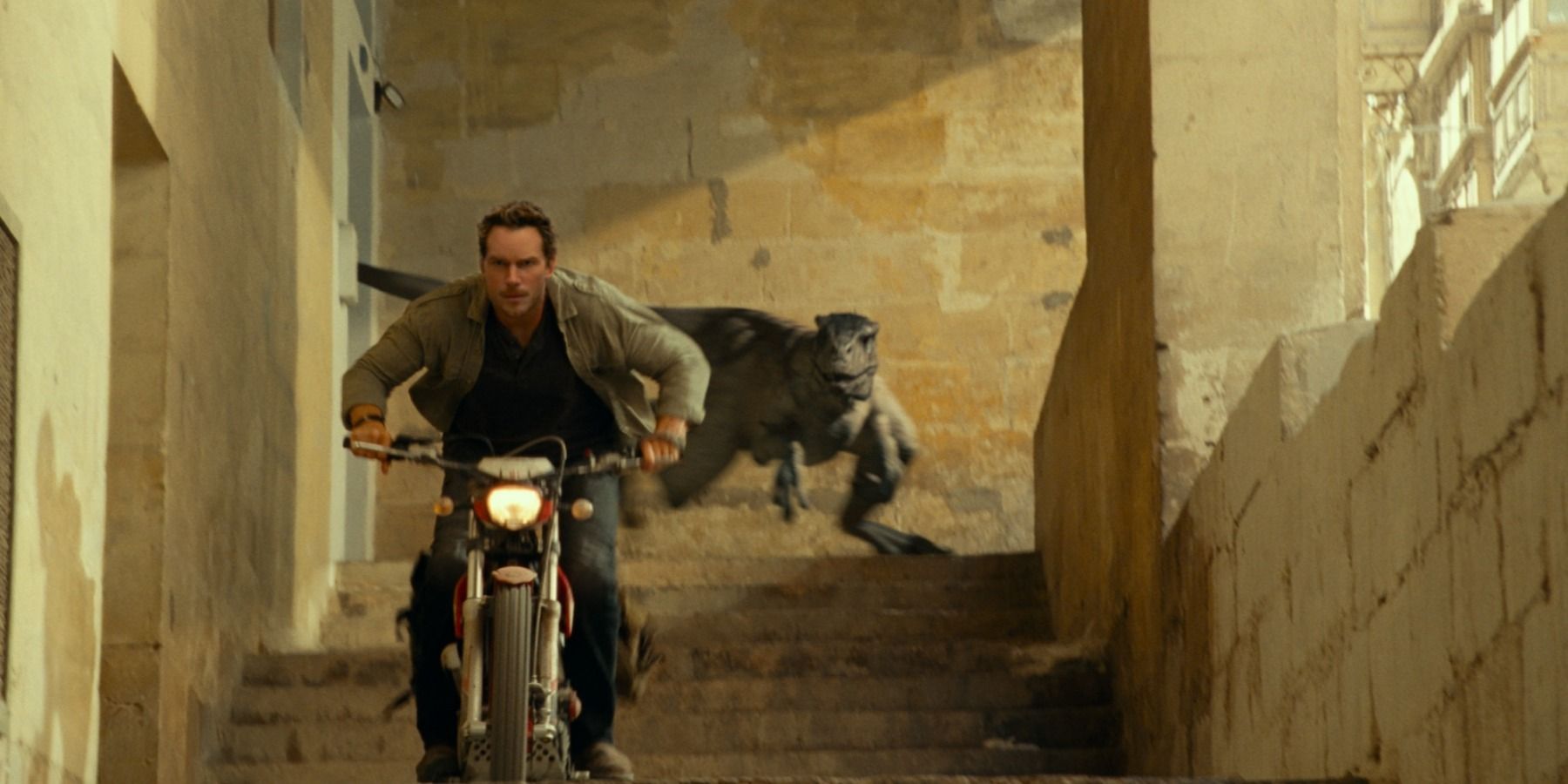 Chris Pratt in Motorcycle running from dinosaur in Jurassic Park Dominion