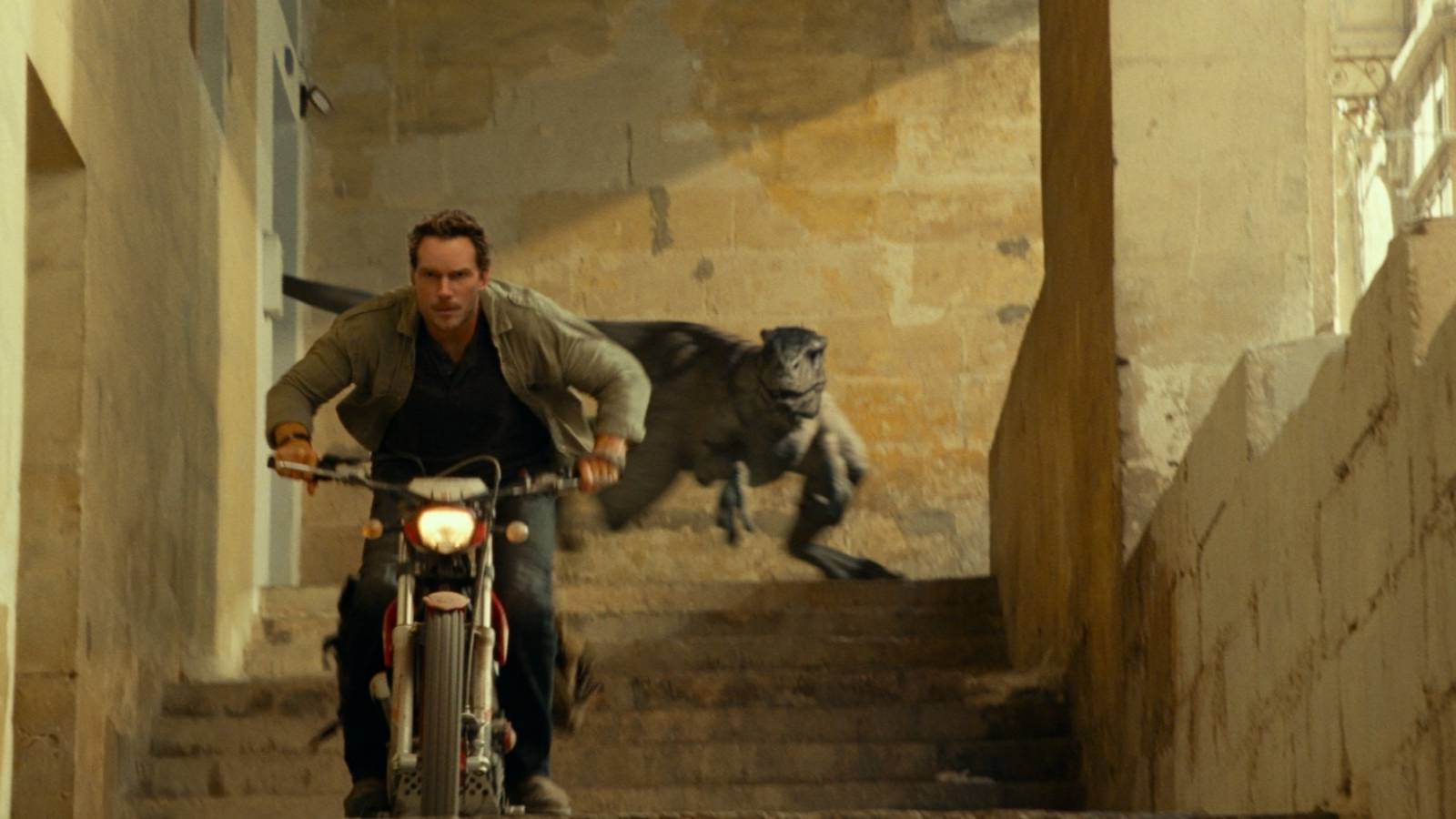 Chris Pratt in Motorcycle running from dinosaur in Jurassic Park Dominion