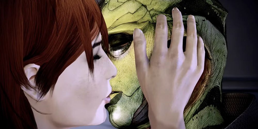 Изображение поцелуя между Тейном и женщиной-Шепард в Mass Effect 2