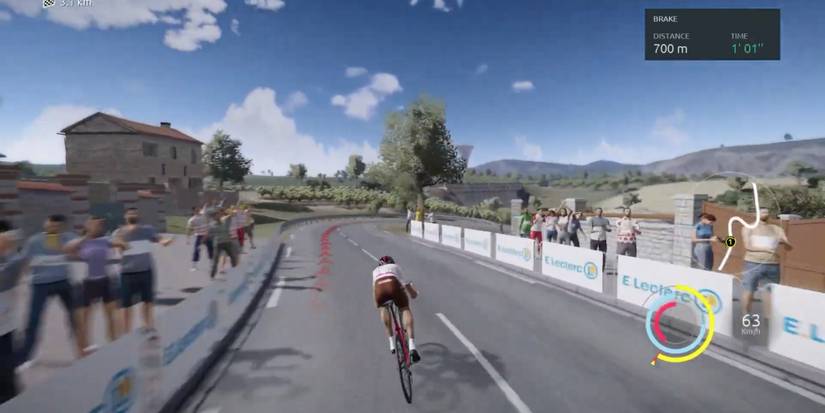 Tour de France 2022 - Alternate between attacking and braking - Player brakes before taking a sharp curve