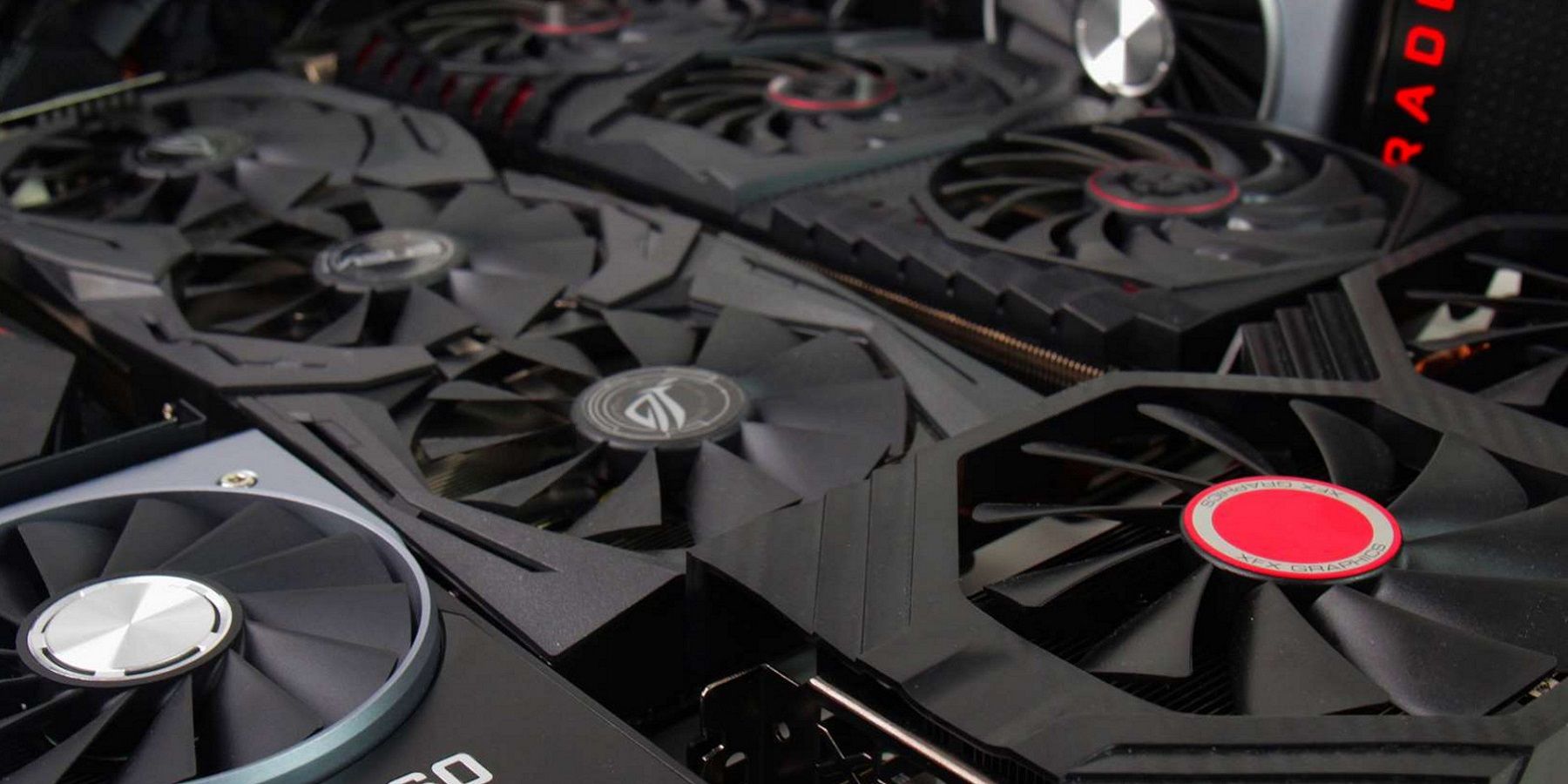 Фотография, показывающая серию видеокарт AMD и Nvidia.