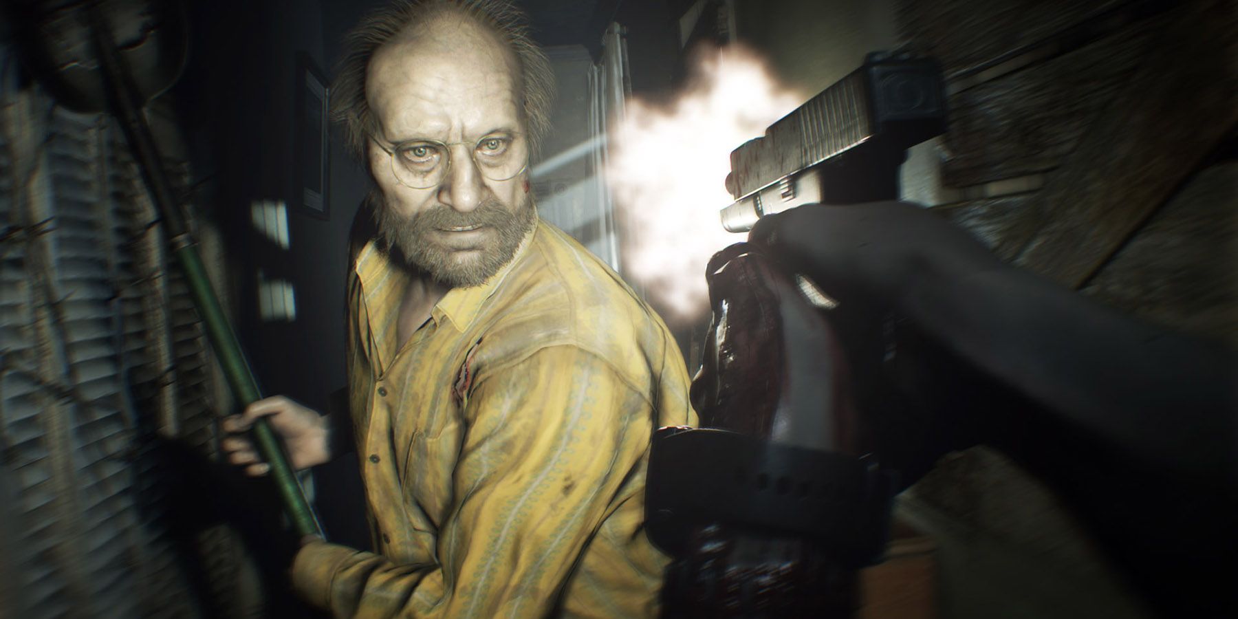 Игрок стреляет в Джека Бейкера, когда тот пытается напасть на них в Resident Evil 7.