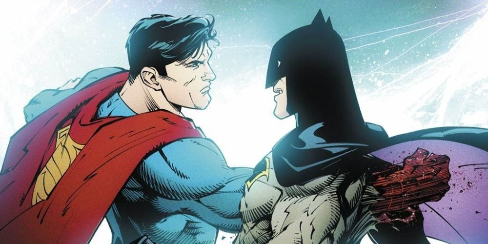 Супермен бьет Бэтмена кулаком в грудь