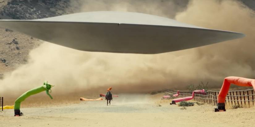 OJ running from the alien in Nope