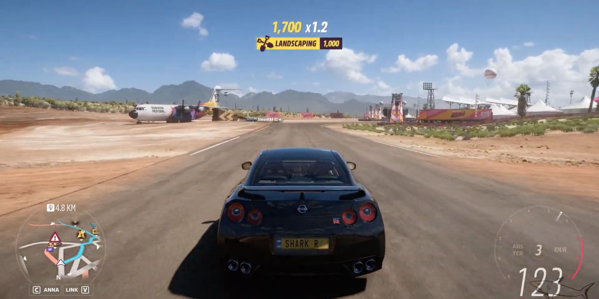 Forza Horizon 5 - Nissan GT-R Black Edition - Player trails his opponents a luxury car