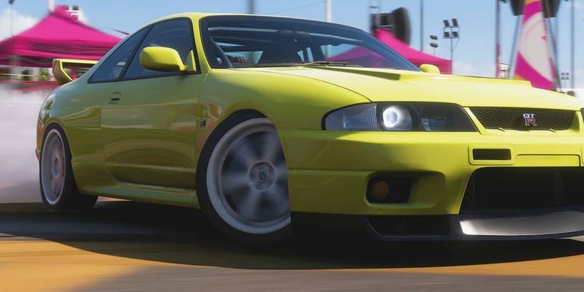 Forza Horizon 5 Nissan Skyline GT-R33 skidding kicking up dust