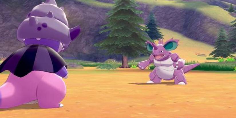 A wild Nidoking battling a Galarian Slowking in Sword & Shield