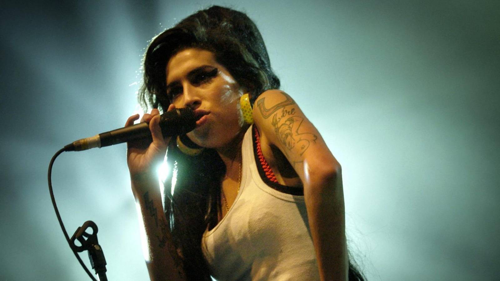 Amy Winehouse singing