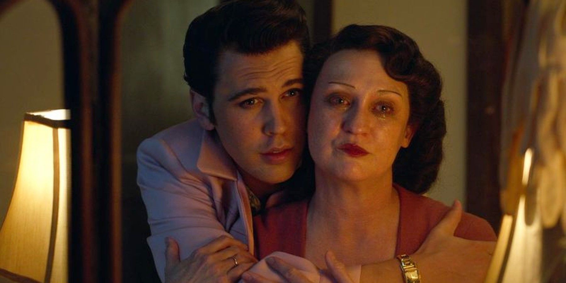 Elvis (Austin Butler) and Gladys Presley (Helen Thomson) in Elvis 2022