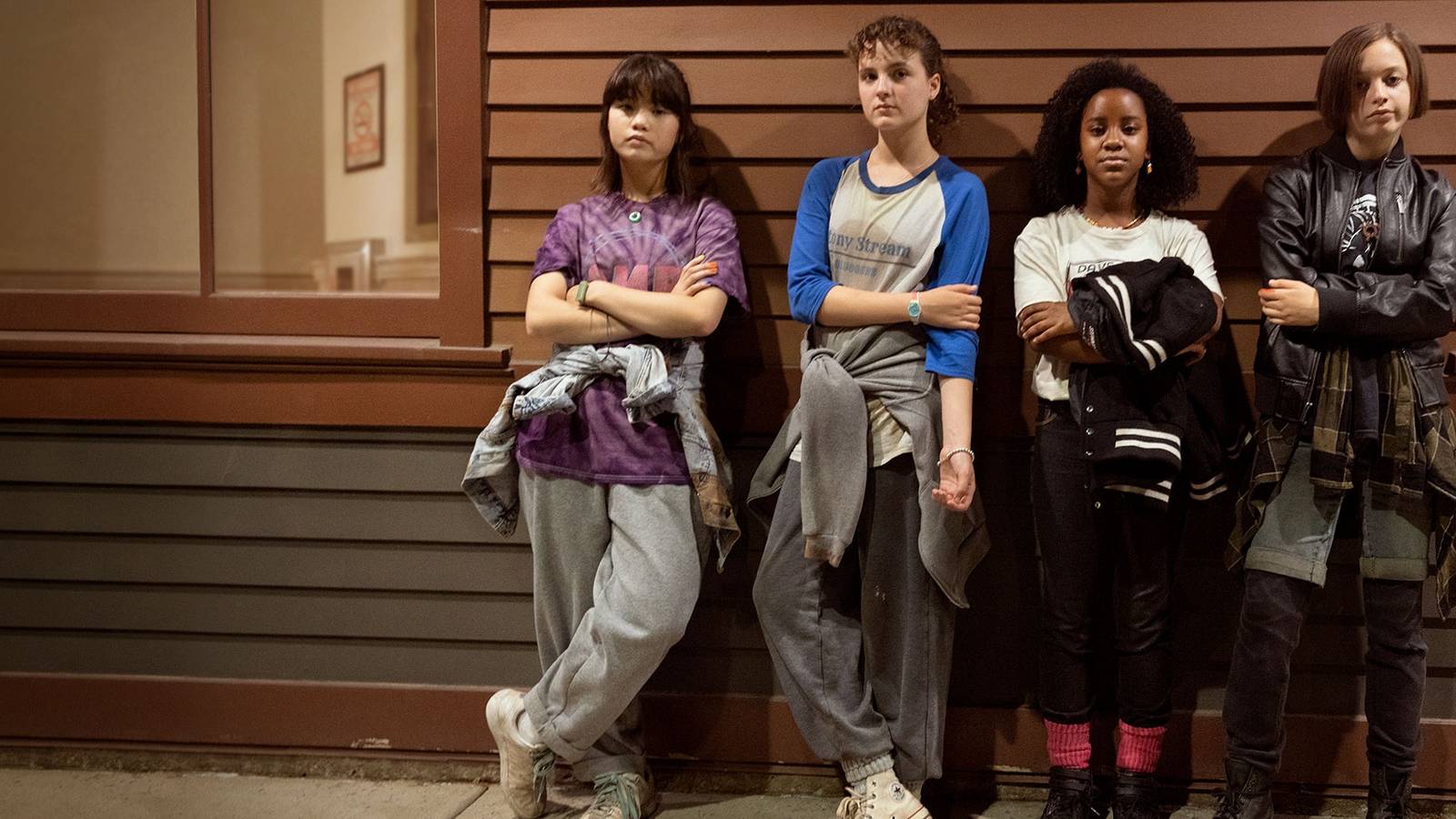 paper girls cast Cropped