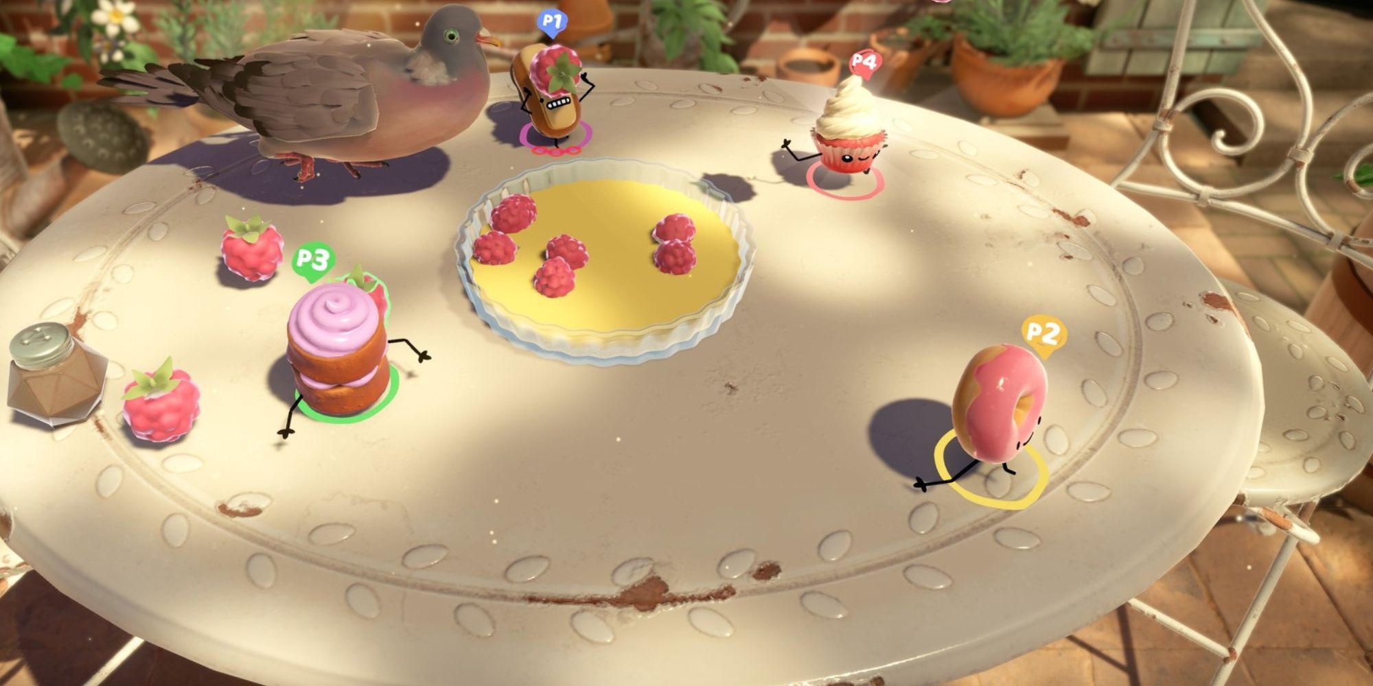 Четыре игрока участвуют в мини-игре в торте, бегают вокруг стола и избегают дятла.
