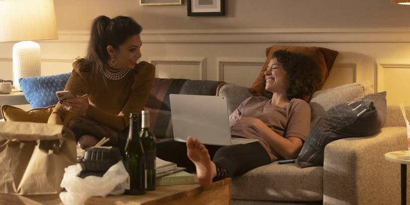 Jen and Nikki sit on the couch in She-Hulk episode 2