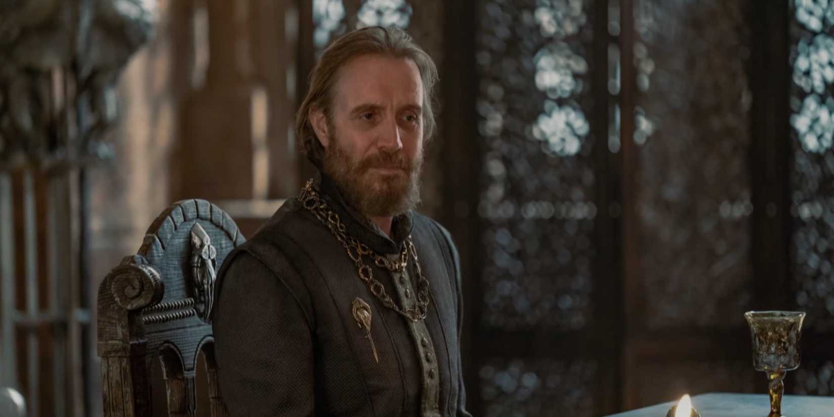 Otto Hightower meets with the small council at the House of the Dragon.