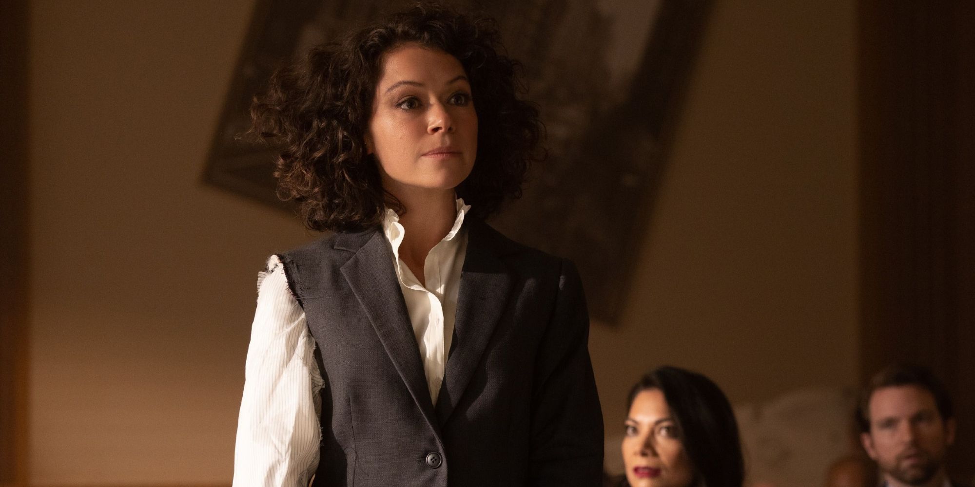 Tatiana Maslany as Jennifer Walters in court with a ripped sleeve in "She-Hulk: Attorney at Law"