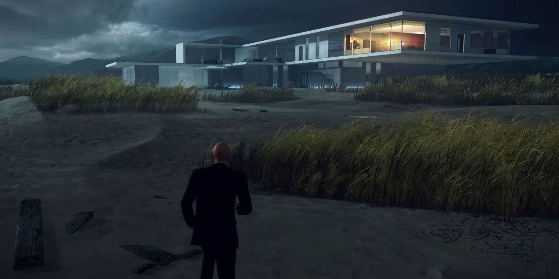 Agent 47 approaching the Shadow Client's Home in Hitman