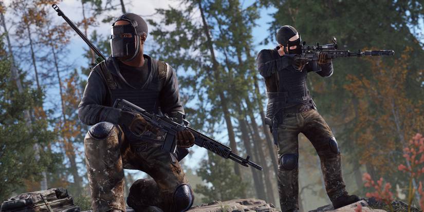 rust players scoping the area in front of them 