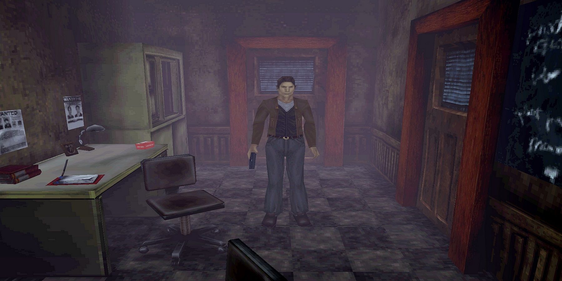 Imagen de Silent Hill 1 que muestra a Harry Mason dentro de la oficina de la escuela.