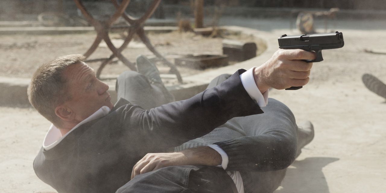 Джеймс Бонд (Дэниел Крейг) использует тело приспешника в качестве живого щита