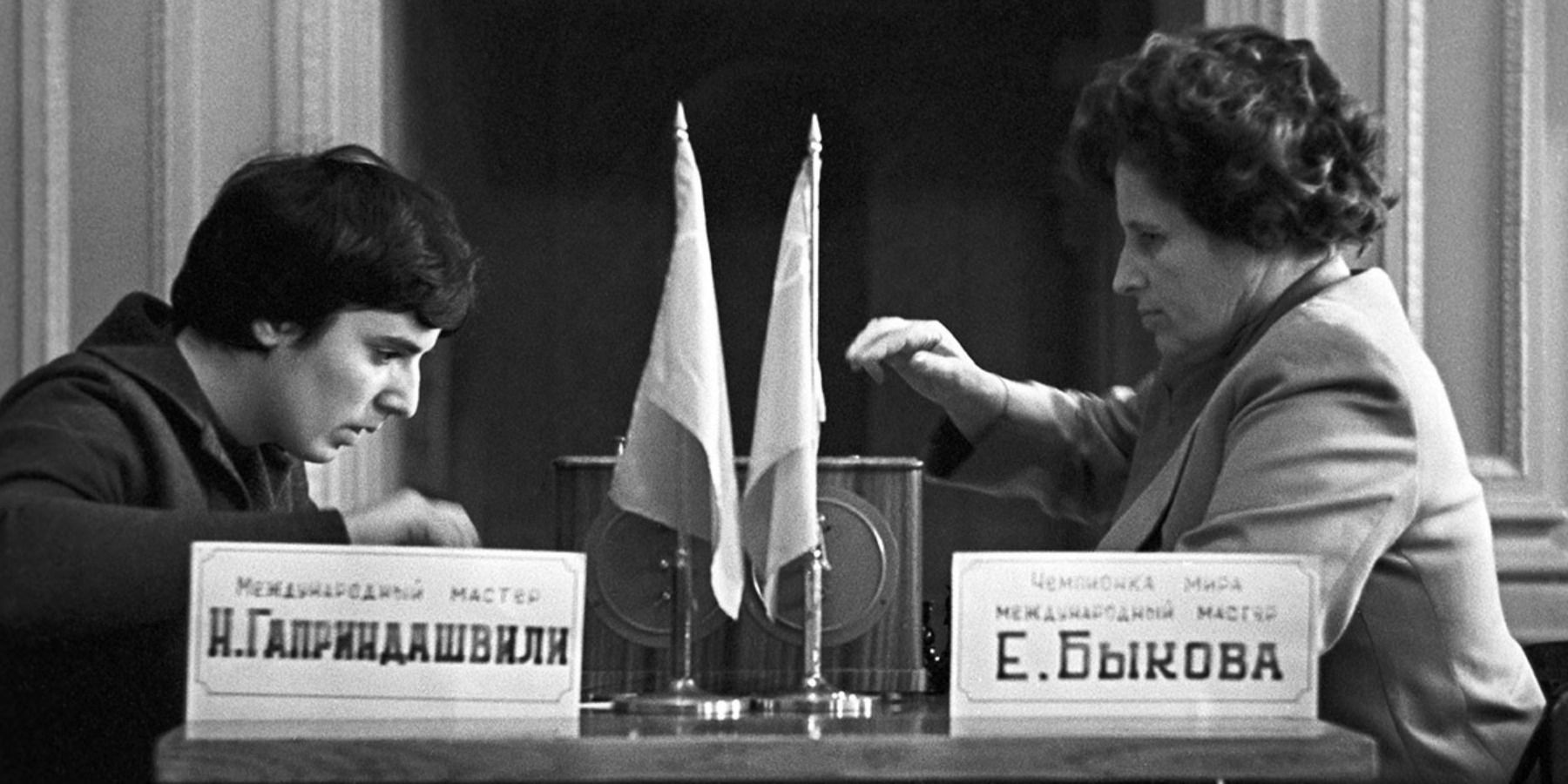 Nona Gaprindashvili playing chess in Soviet Union
