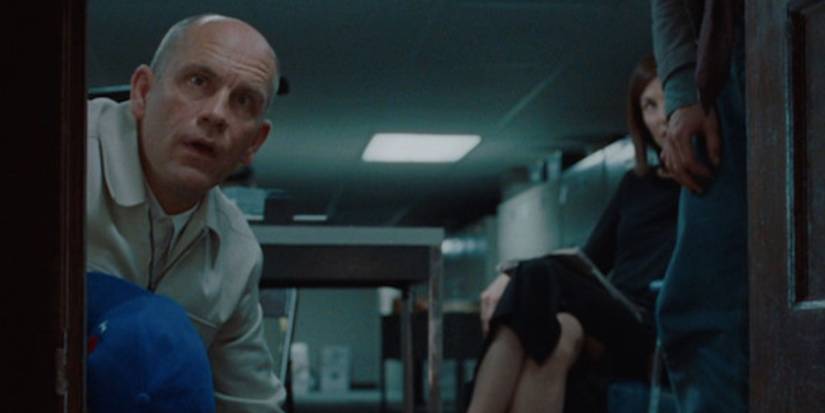 Catherine Keener watching John Malkovich enter a portal in Being John Malkovich