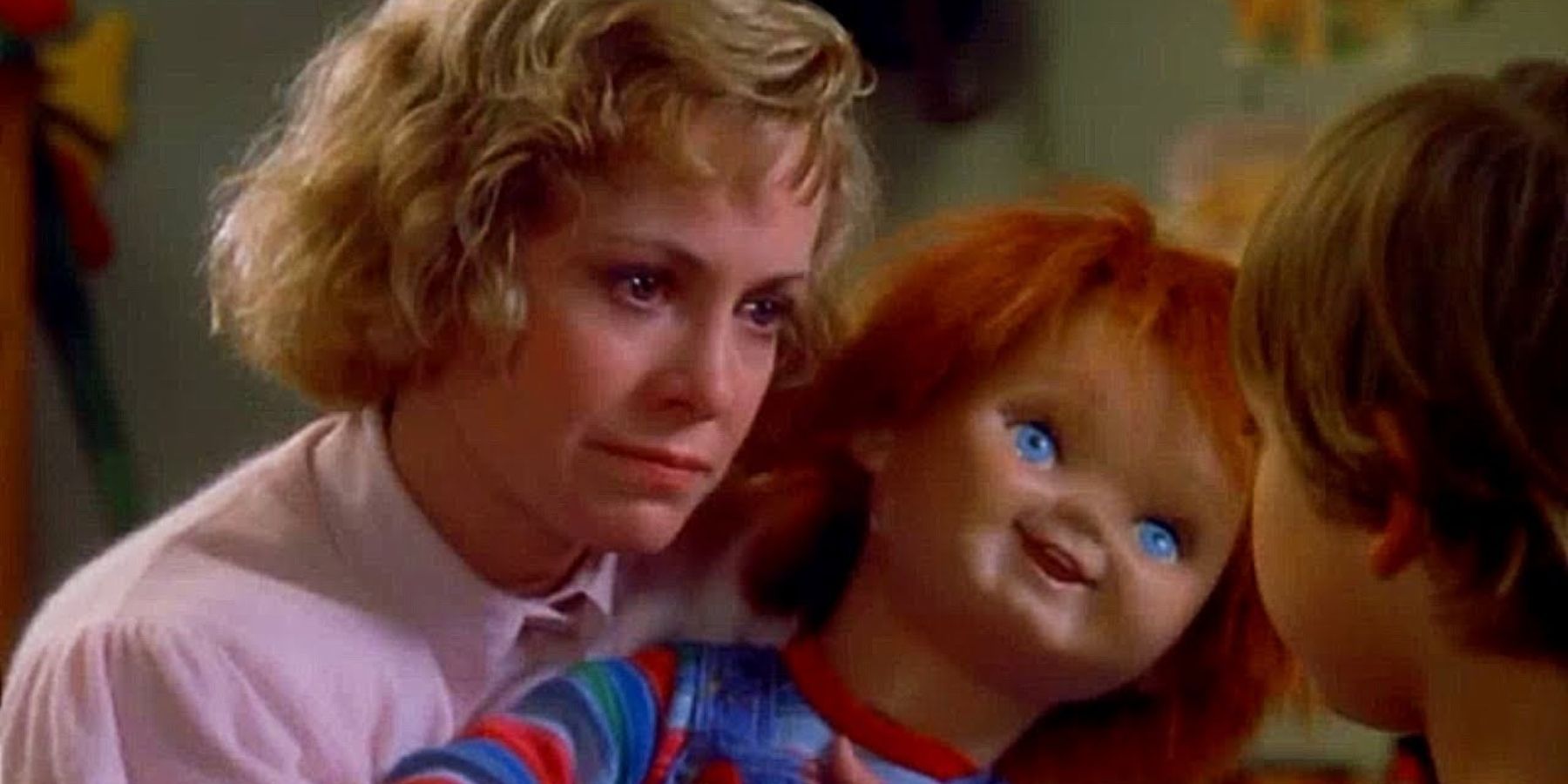 Карен (Кэтрин Хикс) держит Чаки и разговаривает с Энди Барклаем (Алекс Винсент) в фильме «Детские игры» 1988 года.