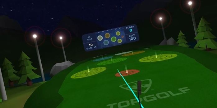 Игрок, пытающийся сделать бросок, чтобы набрать очки в игре «Гольф+».