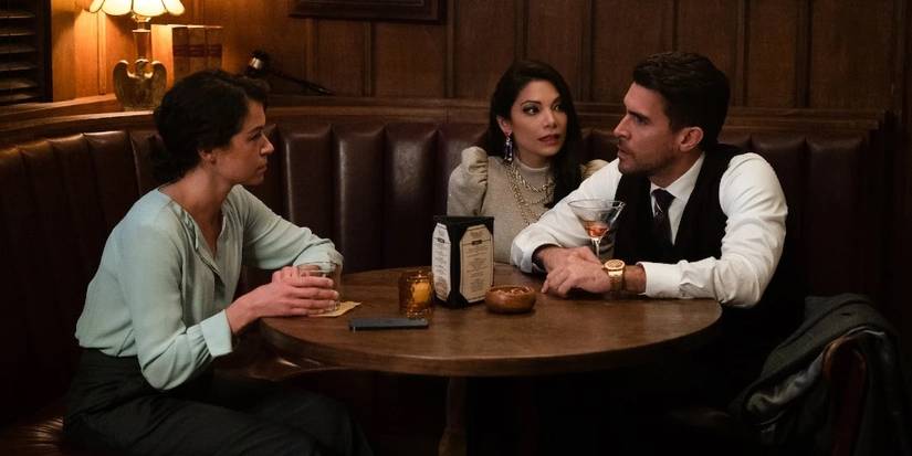 Jen sits in a bar with Pug and Nikki