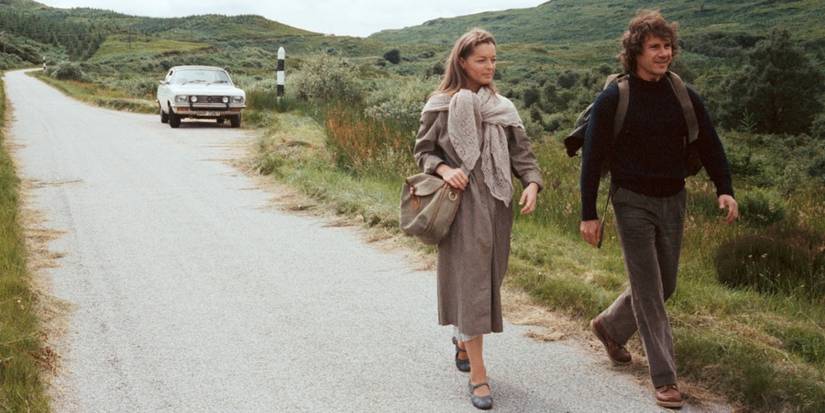Romy Schneider and Harvey Keitel walking in La Mort direct
