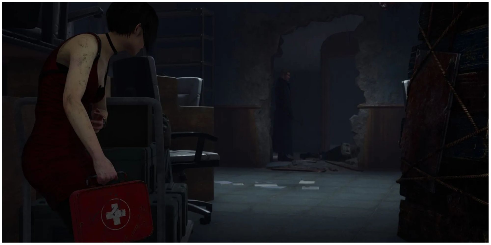 Dead by Daylight Ada Wong holding Medkit and hiding from Albert Wesker