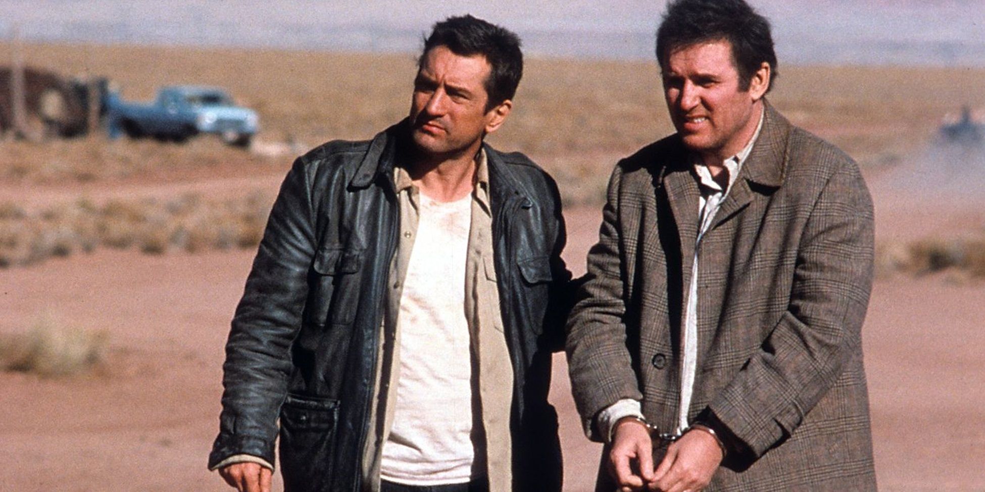 Robert De Niro with Charles Grodin in handcuffs in Midnight Run