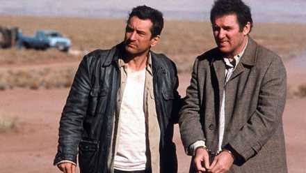Robert De Niro with Charles Grodin in handcuffs in Midnight Run