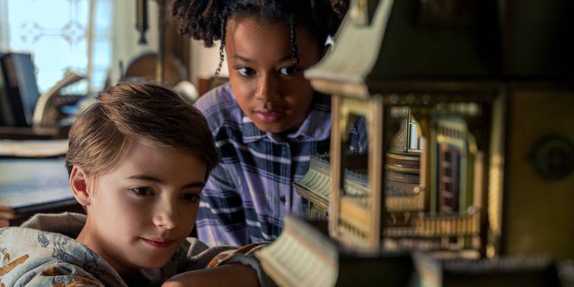 Bode And Jamie Discover The Small World Key And Dollhouse-sized Keyhouse In Netflix's Locke And Key