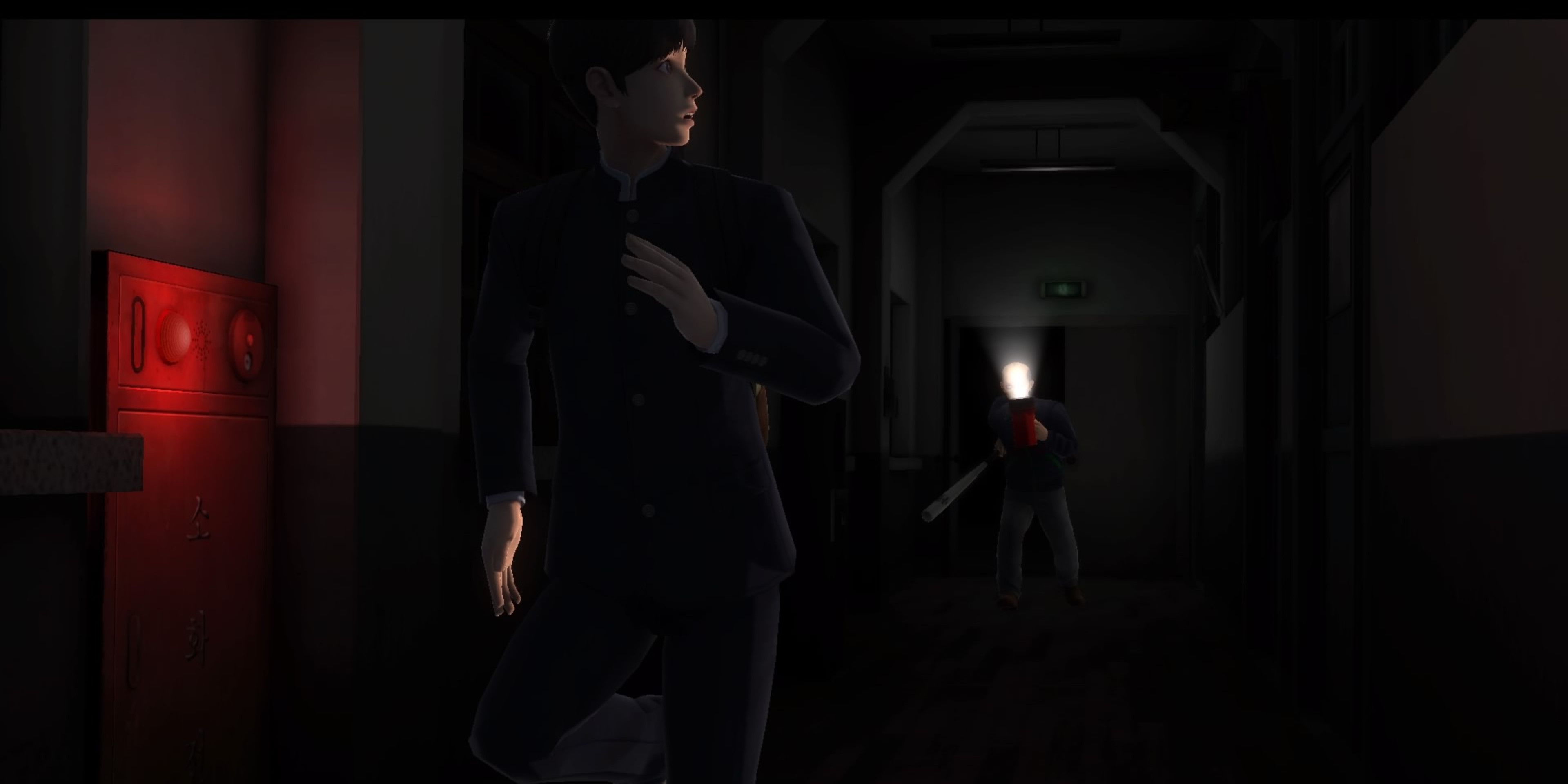 Дворник гонится за Хи-Мин в коридоре школы dsrk, вооруженный фонариком и битой.