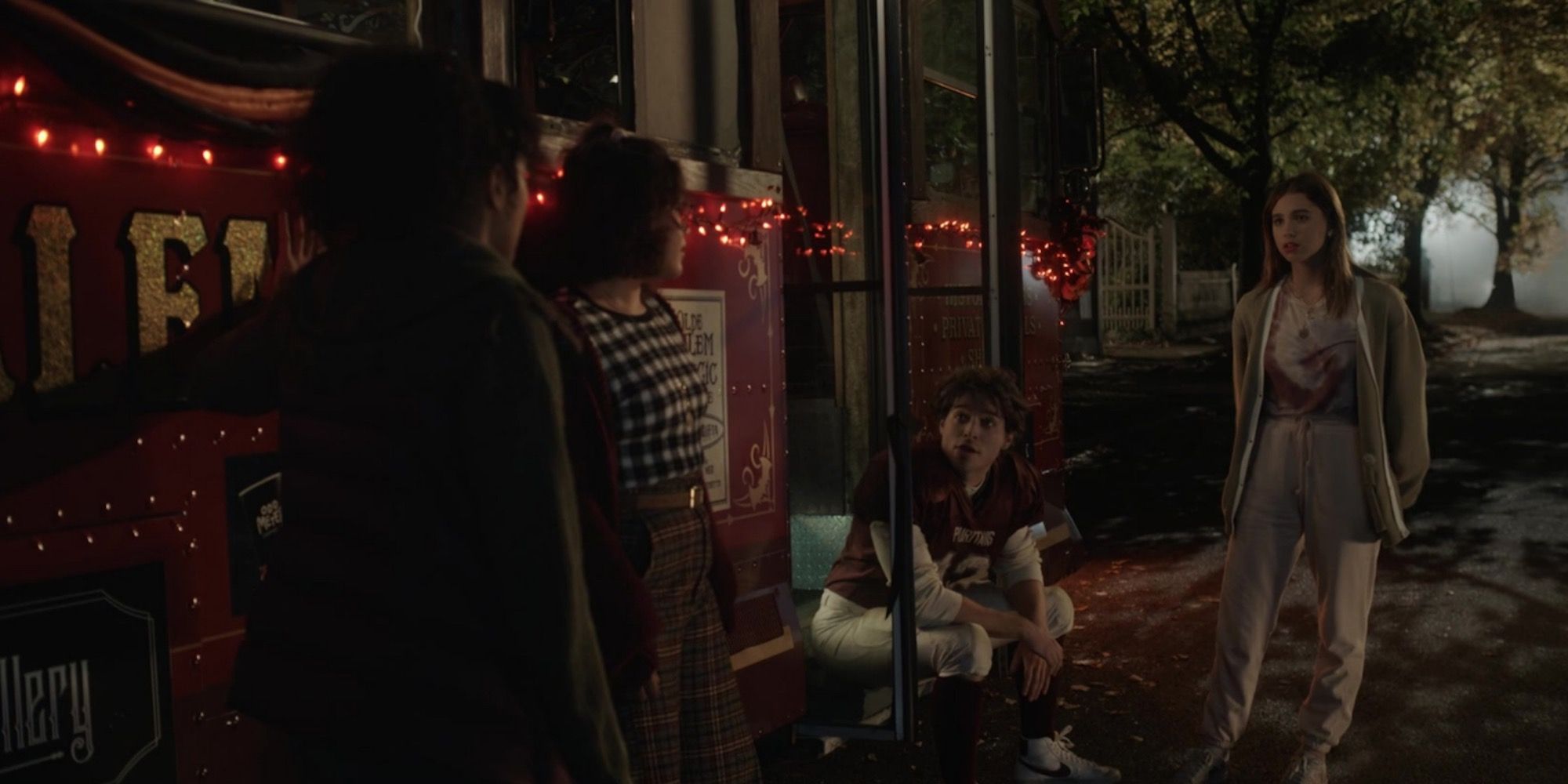 Сцена с участием персонажей Hocus Pocus 2.