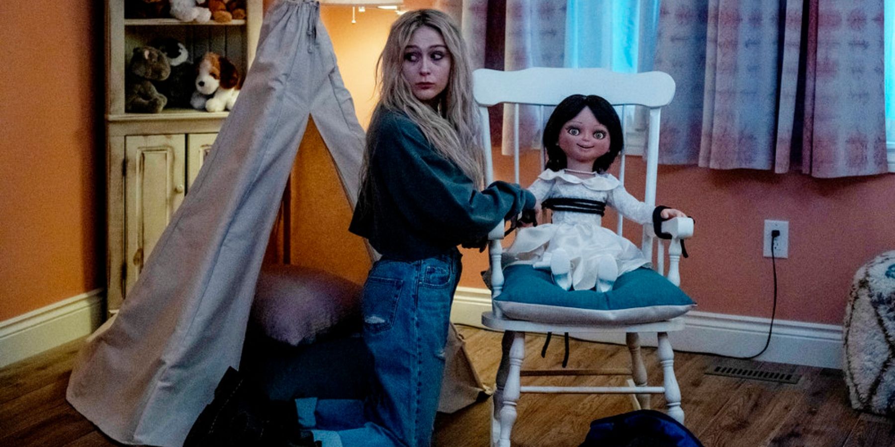 Lexy and a doll in a bedroom in Chucky TV Show