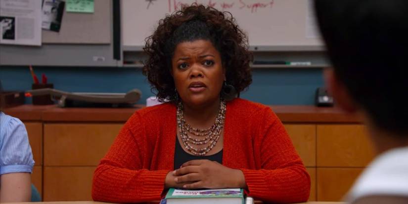 Shirley talking to Abed at the study table in Community