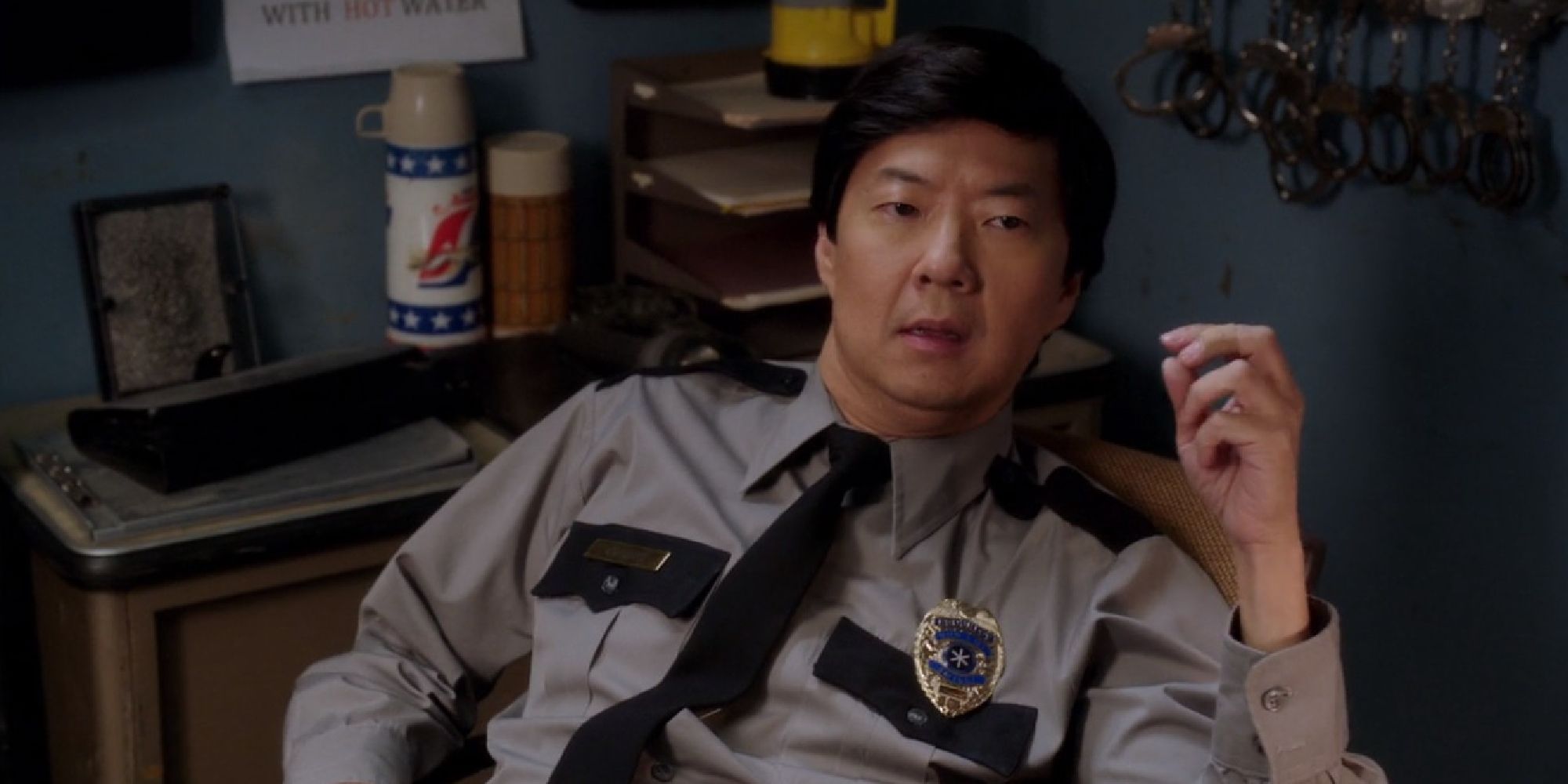Chang sentado com seu uniforme de segurança na Comunidade