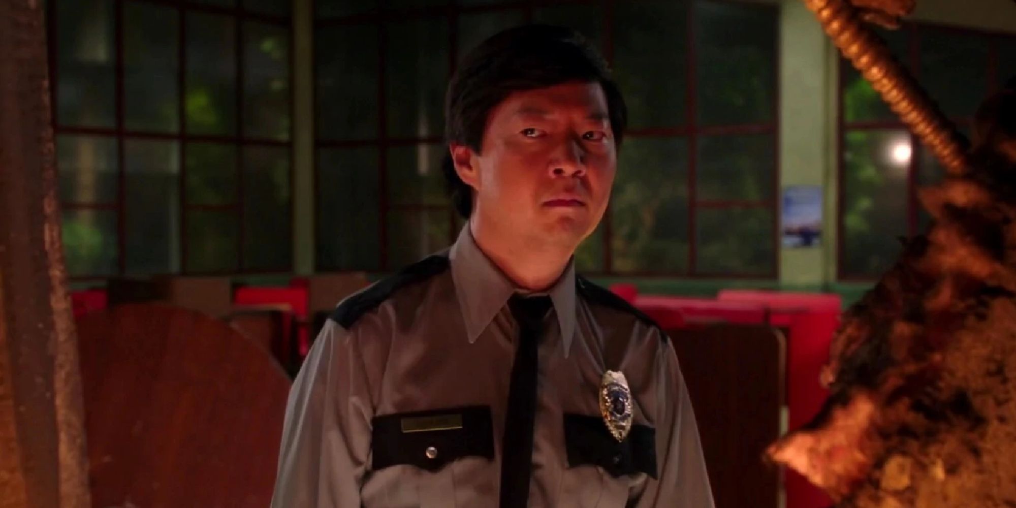 Чанг смотрит на обломки столовой в третьем сезоне