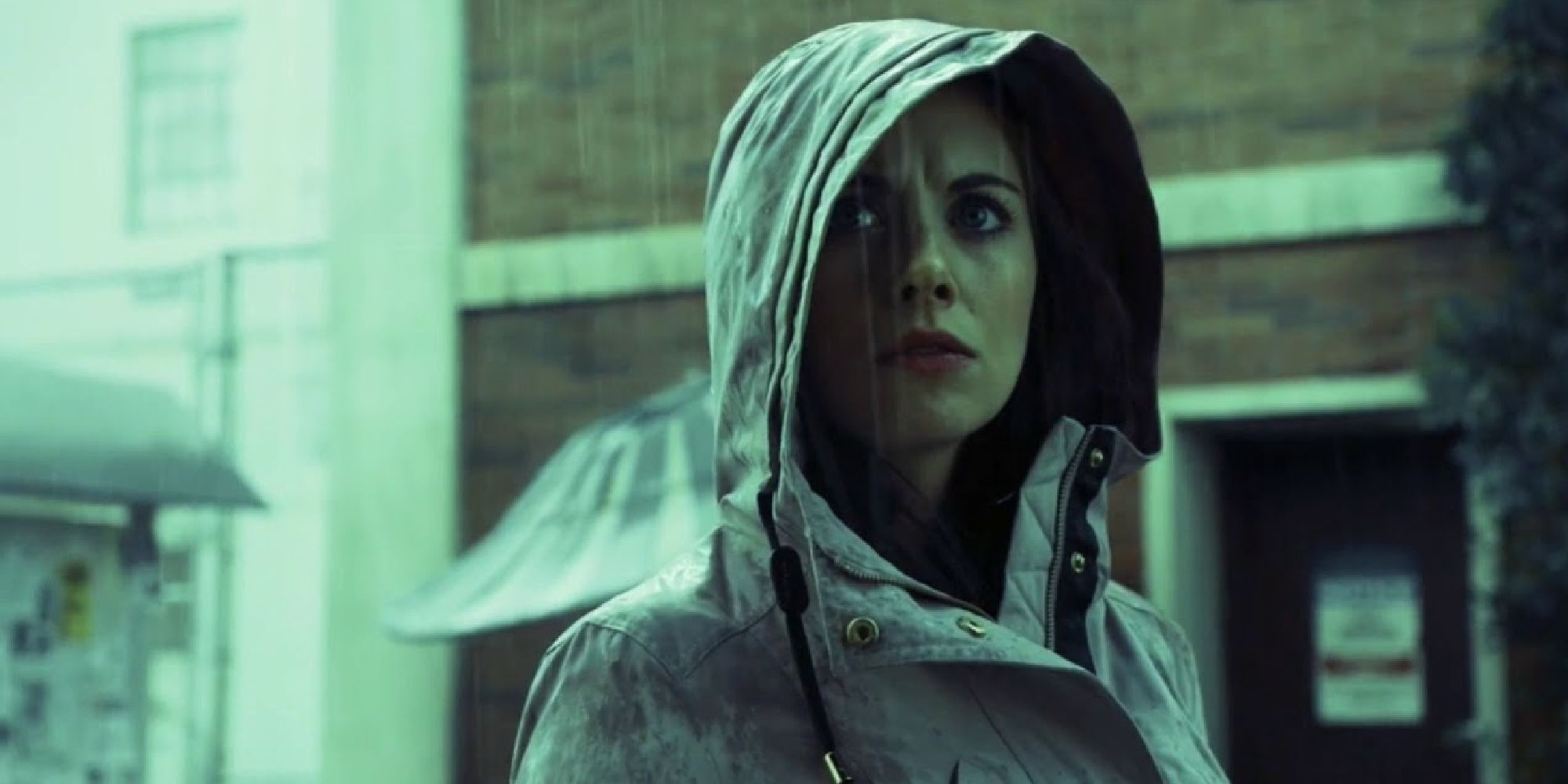 Annie wearing a hoodie in the rain in season 5
