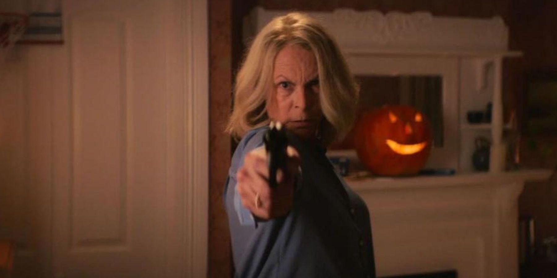 Лори Строуд держит пистолет в «Хэллоуин заканчивается».