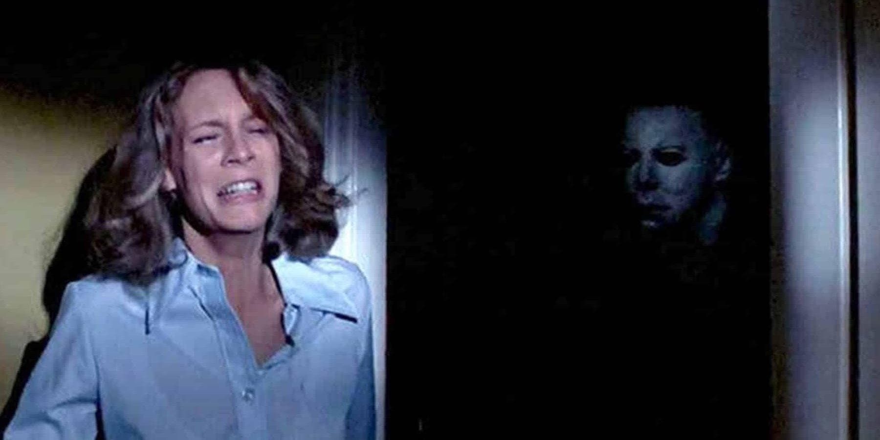 Хэллоуин Лори прячется от Майкла.