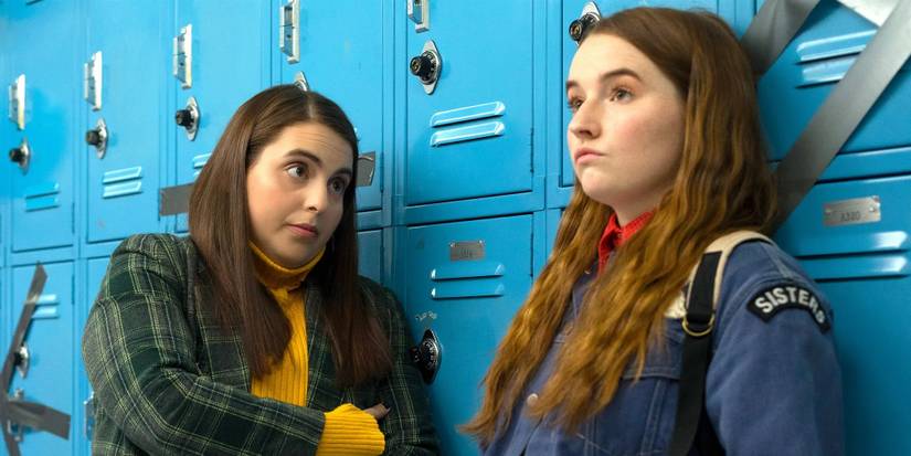 Kaitlyn Dever and Beanie Feldstein leaning against lockers in Booksmart