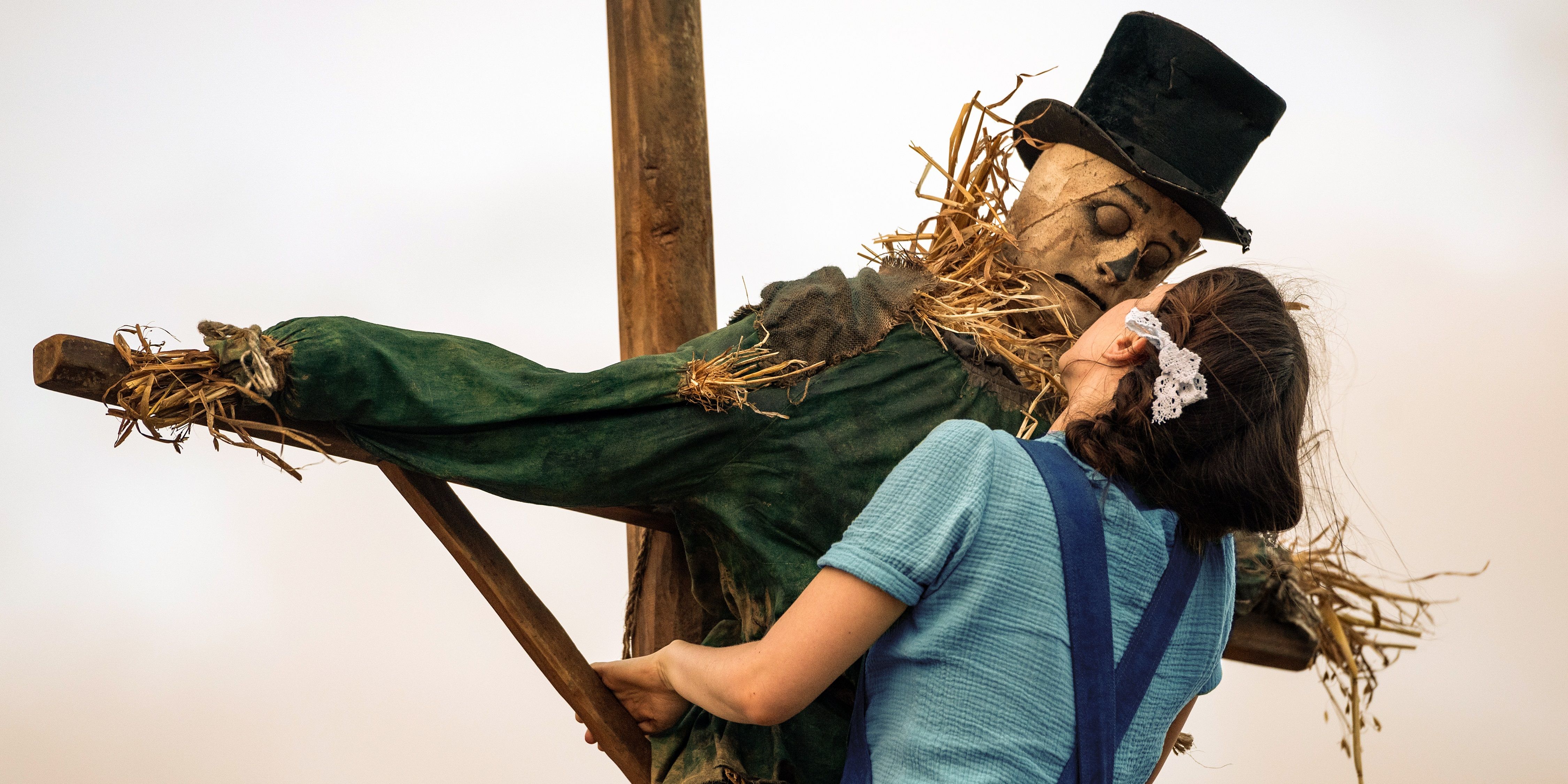 Mia Goth kissing a scarecrow in Pearl